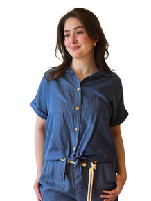 KUL FORKNEPPET TOPP I 100% MYK TENCEL MED KNYTING NEDE. DENIM