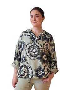 NYTT KULT PRINT I VÅR POPULÆRE VISCOSE TOPP MED HETTE OG SNØRING. OLIVEN