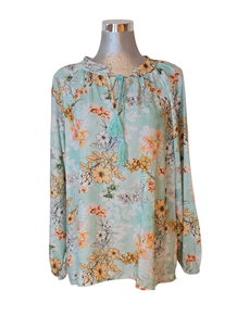 VISCOSE TOPP I NYTT DELIKAT BLOMSTERPRINT. SNØRING I HALSEN OG STRIKK PÅ ERMENE. AQUA