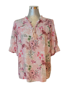 VISCOSE TOPP I NYTT DELIKAT BLOMSTERPRINT. SNØRING I HALSEN OG STRIKK PÅ ERMENE. ROSA