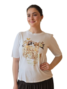 T-SHIRT I 100% BOMULL MED KULT VESKEMOTIV.  RUND HALS OG LITT PUFF PÅ ERMENE. BEIGE