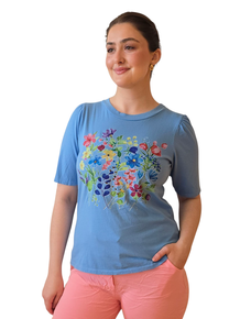 T-SHIRT I 100% BOMULL MED KOSELIG BLOMSTER PRINT. RUND HALS OG LITT PUFF PÅ ERMENE. BLÅ