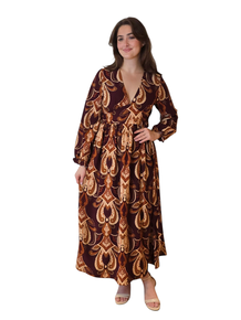 HØSTNYTT!! ELEGANT KJOLE I VISCOSE/POLYAMIDE MED FLOTT PRINT OG STRIKK NEDERST PÅ ERMENE. VHALS OG MYKT FALL. BORDEUX