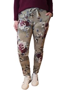 HØSTNYTT!! BUKSE MED FLOTT BLOMSTERPRINT. STRIKK OG SNØRING I LIVET. GOD STRETCH OG PASSFORM. BEIGE