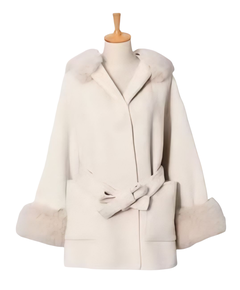 KOMMER SNART TIL LAGER!!  RÅKUL JAKKE I 65% ULL MED HETTE OG LOMMER. FLOTTE FUSKEPELS DETALJER OG LØST KNYTEBELTE I MIDJEN. BEIGE