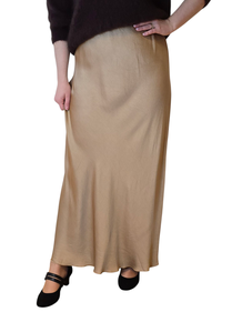 HØSTNYTT!! TIDLØST OG ALLSIDIG SATENG SKJØRT MED BLANK OVERFLATE I 100% RAYON MED STRIKK I LIVET. LIKE FINT TIL TOPPER SOM TIL STRIKKET GENSER.  CHAMPAGNE