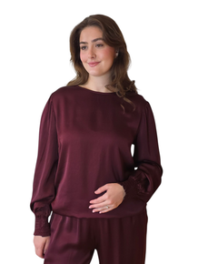 HØSTNYTT!! LEKKER TOPP I 100% RAYON MED BLANK OVERFLATE SOM GIR ET LUKSURIØST UTTRYKK. KNEPPES MED EN KNAPP I RYGGEN. BREDE MANSJETTER I SMOCK SOM GIR ERMET EN LETT PUFF-EFFEKT. BURGUNDER