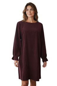 VÅR POPULÆRE KJOLE I DEILIG MYK BABYCORD MED LANG ERM OG LOMMER. STRETCH STOFF I SIDENE SOM GIR EN GOD PASSFORM. BURGUNDER