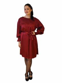 SATENG KJOLE MED RUND HALS OG LØST KNYTEBELTE. LEKRE ERMER MED BRED STRIKK NEDERST. VIN