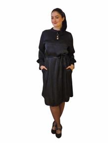 SATENG KJOLE MED KNYTING I HALSEN OG LØST KNYTEBELTE. LOMMER OG LEKRE ERMER MED BRED STRIKK NEDERST. SORT