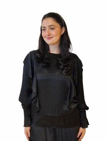 LEKKER SATENG TOPP I 100% RAYON MED BLANK OVERFLATE OG VOLANG DETALJER. BREDE MANSJETTER I SMOCK SOM GIR ERMENE EN LETT PUFF-EFFEKT. KNEPPES MED EN KNAPP I NAKKEN.                                              SORT