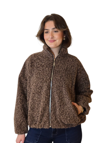 KUL JAKKE MED GODE LOMMER OG GLIDELÅS I FRONT. STRIKK NEDERST OG PÅ ERMENE. BRUN