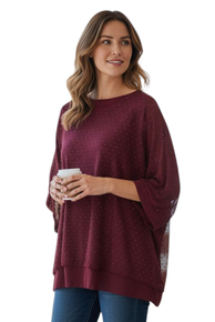 LEKKER FÔRET TOPP OVERSTRØDD MED BITTESMÅ STENER OG CHIFFON ERMER. VIN