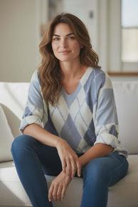 POPULÆR GENSER MODELL MED VHALS I VISCOSE/LANA/ANGORA MED KULT HARLEQUIN MØNSTER.  BLÅ