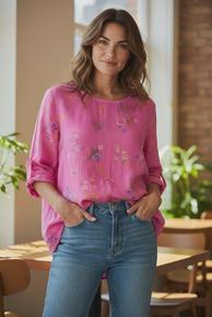 POPULÆRT TOPP MED RUND HALS OG SPLITT I SIDENE I 100% BOMULL. CERISE