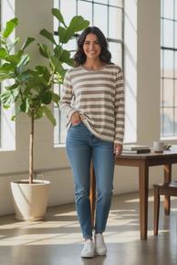 LETT BOMULLSTOPP MED STRIPER OG LITT PUFF PÅ ERMENE. MIDL.UTSOLGT. TAUPE