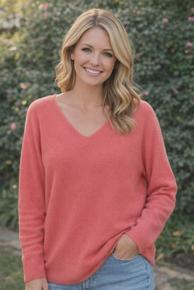 LETT OG RIMELIG GENSER MED VHALS I VÅRENS FINE FARGER. KORAL