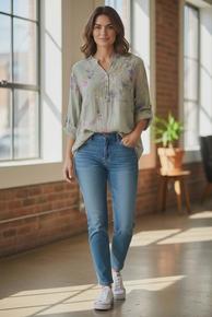 VÅR BESTSELGER BOMULLSTOPP MED KNAPPESTOLPE OG GOD PASSFORM. OLIVEN