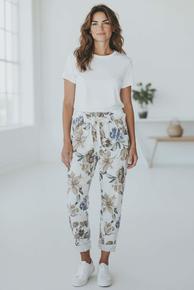 COMFY BUKSE MED STRIKK OG SNØRING I LIVET. LOMMER OG GOD PASSFORM. HVIT