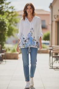 POPULÆR VISCOSE TOPP MED SNØRING OG HETTE TILBAKE I FLOTT PRINT I VÅRENS FARGER. HVIT