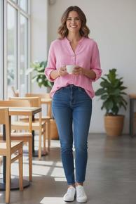 LETT BOMULLSTOPP MED PYNTEKNAPP I HALSEN.  ROSA