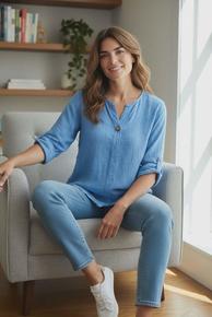 LETT BOMULLSTOPP MED PYNTEKNAPP I HALSEN OG SÅ FINE BRODERI DETALJER. BLÅ