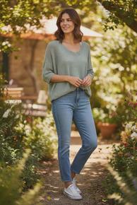 LETT GENSER MED VHALS I DEILIG MYK MODAL/ VISCOSE BLANDING. KAKIGRØNN