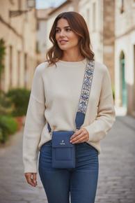 VESKE I SYNTET MED 2 STK AVTAGBARE/REGULERBARE SKULDERREIMER. ENSFARGET REIM MÅLER 135 CM I FULL LENGDE OG MØNSTRETE REIM MÅLER 125 CM I FULL LENGDE. DENNE MOD HAR 2 ROM MED GLIDELÅS OG KLAFF MED TRYKK-KNAPP. MARINE