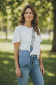 VESKE I SYNTET MED 2 STK AVTAGBARE/REGULERBARE SKULDERREIMER. ENSFARGET REIM MÅLER 135 CM I FULL LENGDE OG MØNSTRETE REIM MÅLER 125 CM I FULL LENGDE. DENNE MOD HAR 3 ROM MED GLIDELÅS.  DENIMBLÅ