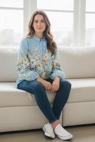 LEKKER LINTOPP MED FLOTT BLOMSTERPRINT OG MED RYSJEDETALJER VED KNAPPESTOLPEN. BLÅ