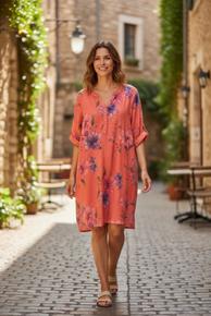 POPULÆR KJOLE I 100% BOMULL MED LOMMER OG FLOTT PRINT. 1/2 PK.PÅ LAGER I ALLE FARGER. KORAL