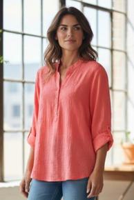 VÅR BESTSELGER SKJORTETOPP I BOMULL MED KNAPPESTOLPE HAR NÅ KOMMET I ENSFARGET MED SÅ FINE BRODERI DETALJER. KORAL