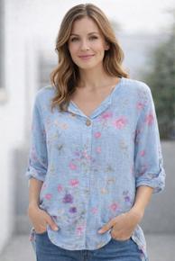 LETT BOMULLSTOPP MED PYNTEKNAPP I HALSEN.  LYSBLÅ