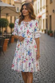 NYDELIG SOMMERKJOLE I LIN/ VISCOSE MED SMOCK OG FINE DETALJER. HVIT