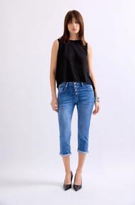 MYK DEILIG CAPRI FRA PLACE DU JOUR MED GOD STRETCH OG PASSFORM.  DENIM