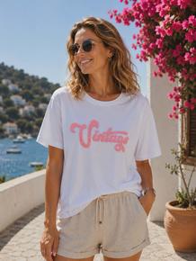T-SHIRT I 100% BOMULL MED KULT VINTAGE PRINT I CHENILLE. ROSA