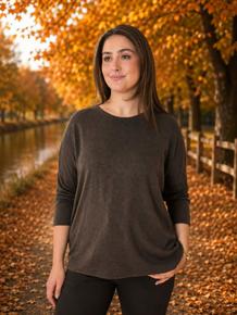 POPULÆR GENSER MODELL MED RUND HALS I VISCOSE/LANA/ANGORA.  BRUN