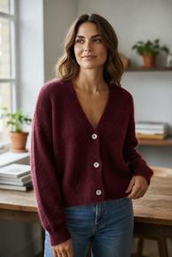 HØSTNYTT!! POPULÆR KORT JAKKE I MYK 80% KID MOHAIR MED FINE PERLEMORSKNAPPER I FLOTTE HØSTFARGER. VINRØD