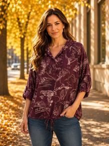 HØSTNYTT!! SUPER POPULÆR VISCOSE TOPP MED SNØRING OG HETTE TILBAKE I HØSTENS FLOTTE FARGER MED KULT PRINT. MATCHER PERFEKT MED BUKSE M-C 9216. PLOMME